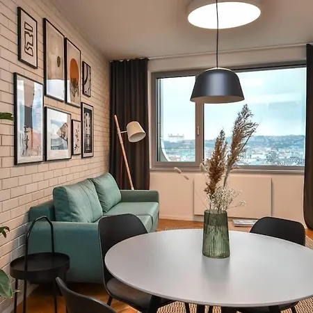 Skypark Luxury With Skyline View & Free Parking *