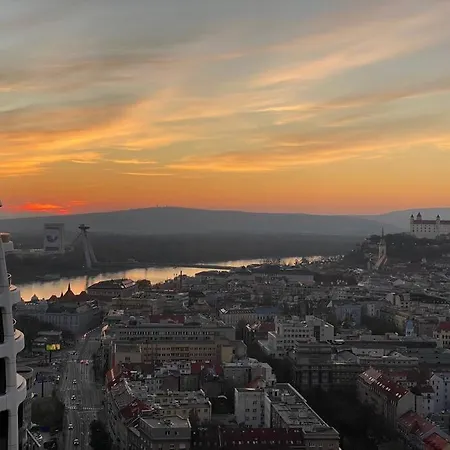 Skypark Luxury With Skyline View & Free Parking *