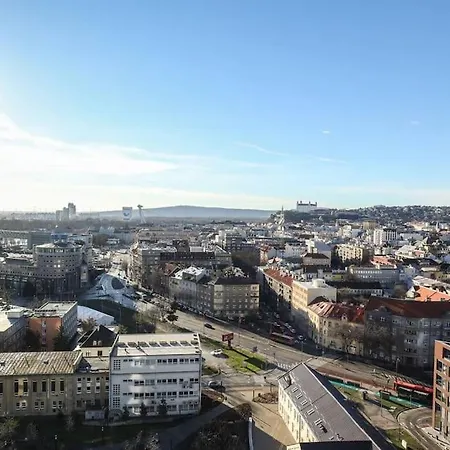 Skypark Luxury With Skyline View & Free Parking *