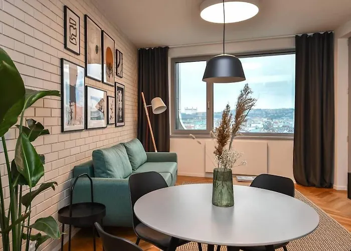 Skypark Luxury With Skyline View & Free Parking *