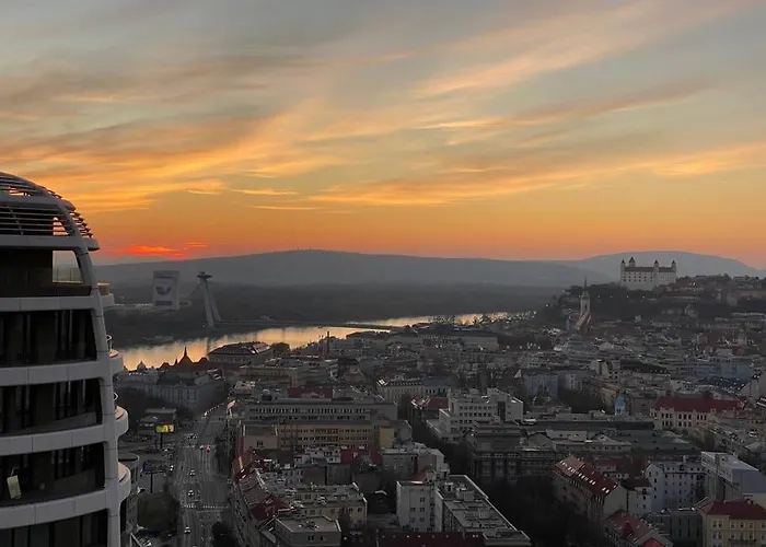 Skypark Luxury With Skyline View & Free Parking *