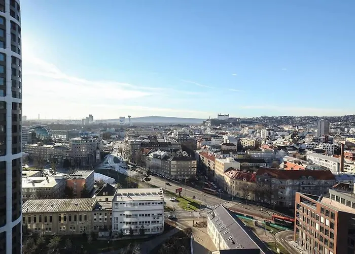 Skypark Luxury With Skyline View & Free Parking *